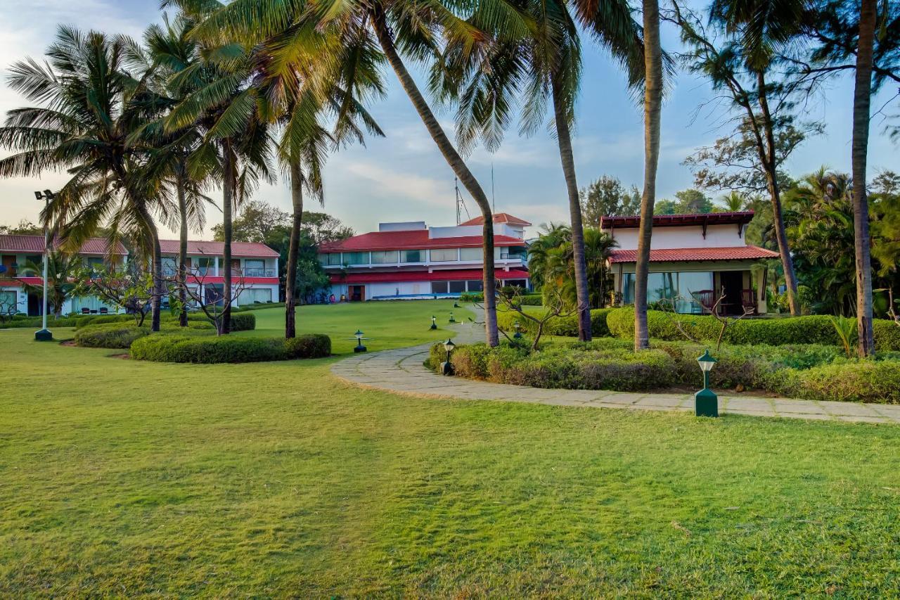 Radisson Blu Resort Temple Bay Mamallapuram Bagian luar foto The Royal Thai Navy Headquarters