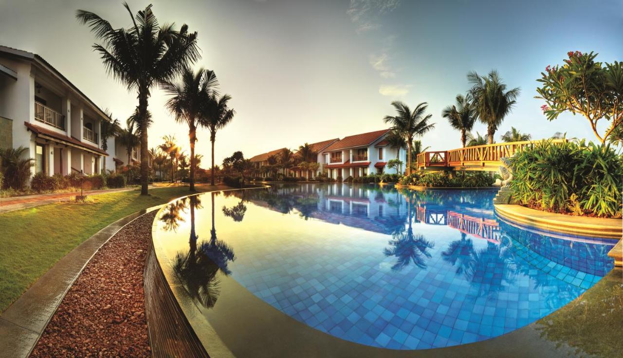 Radisson Blu Resort Temple Bay Mamallapuram Bagian luar foto The pool at the resort