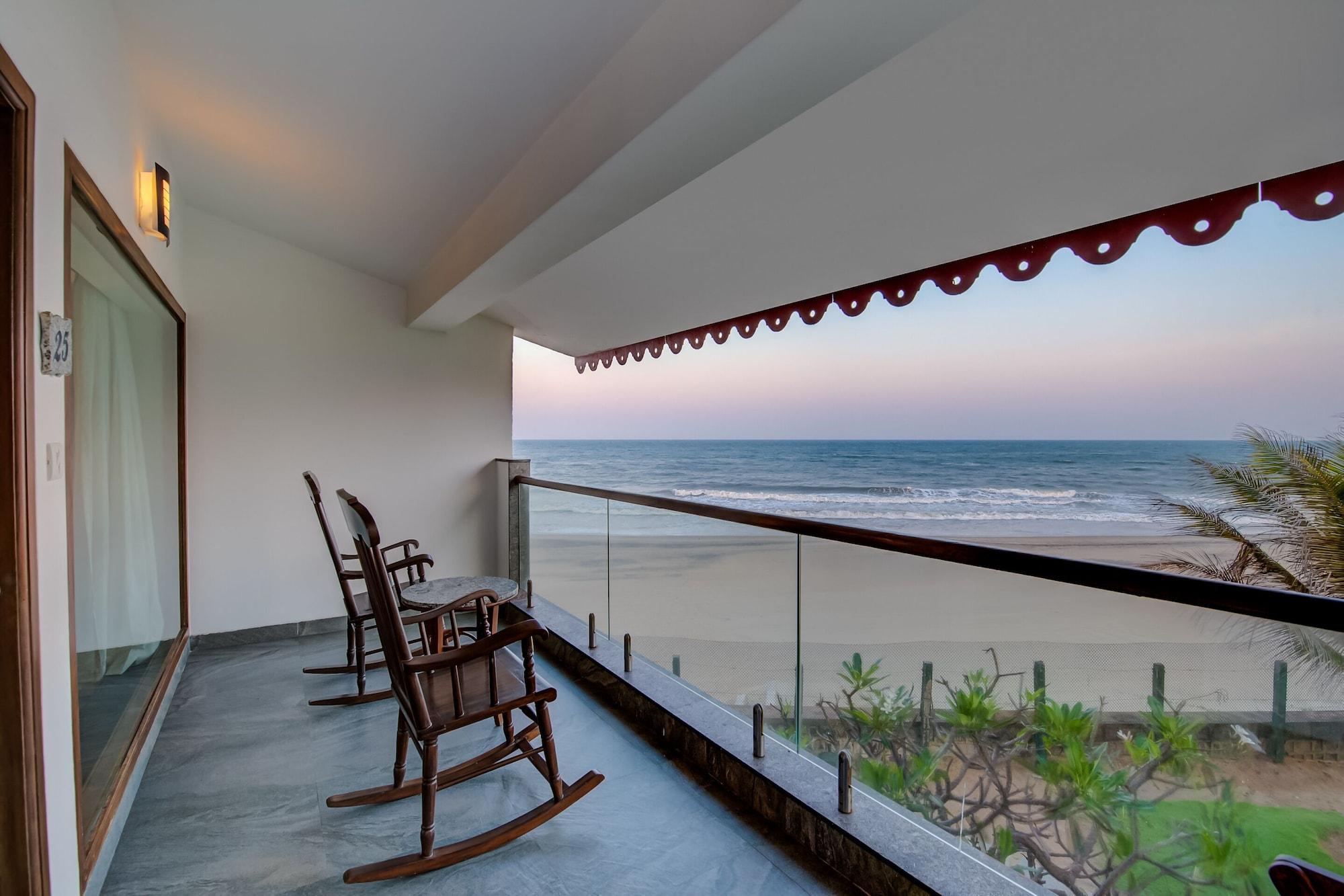 Radisson Blu Resort Temple Bay Mamallapuram Bagian luar foto A balcony in a hotel