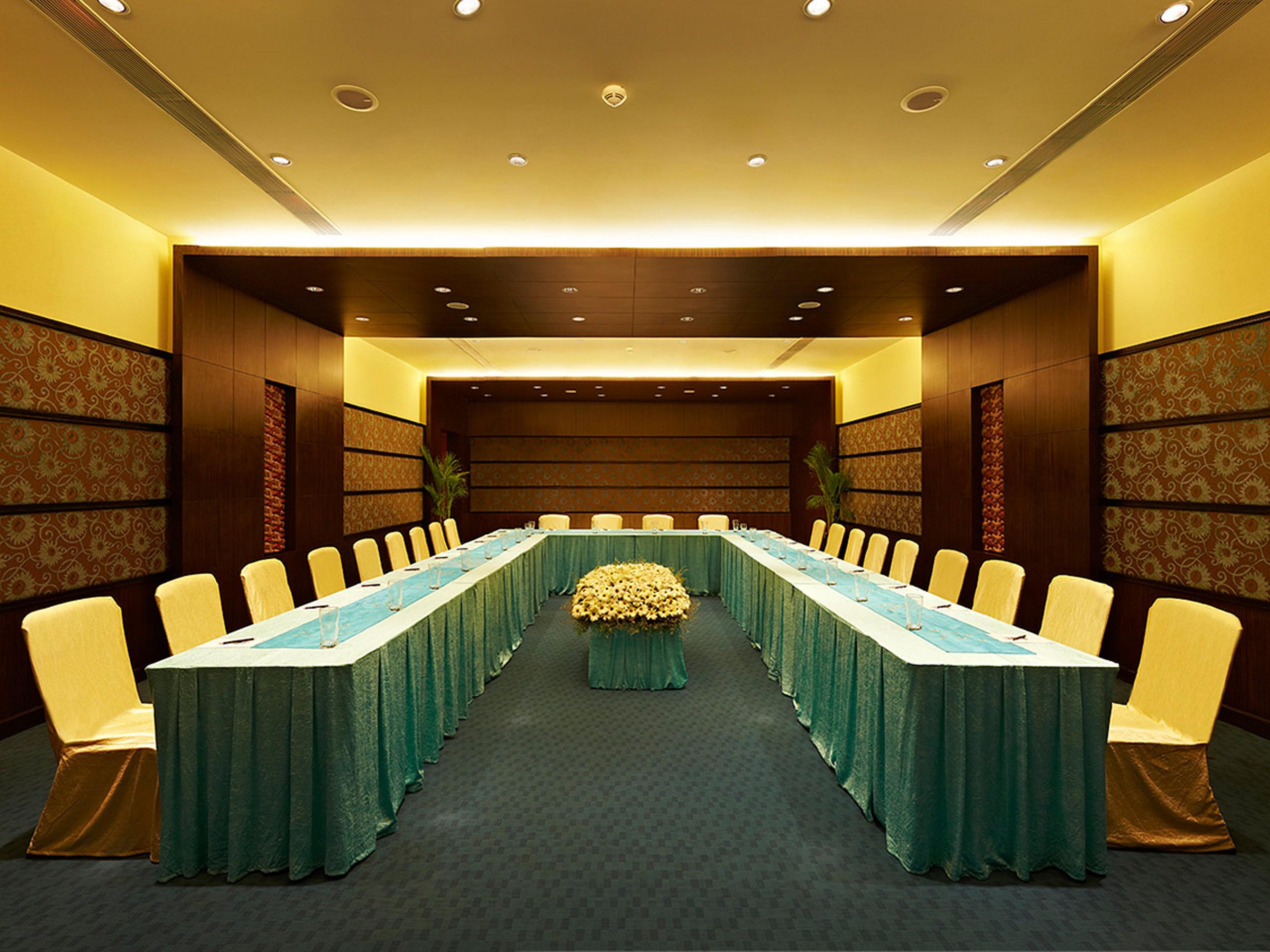 Radisson Blu Resort Temple Bay Mamallapuram Bagian luar foto A meeting room