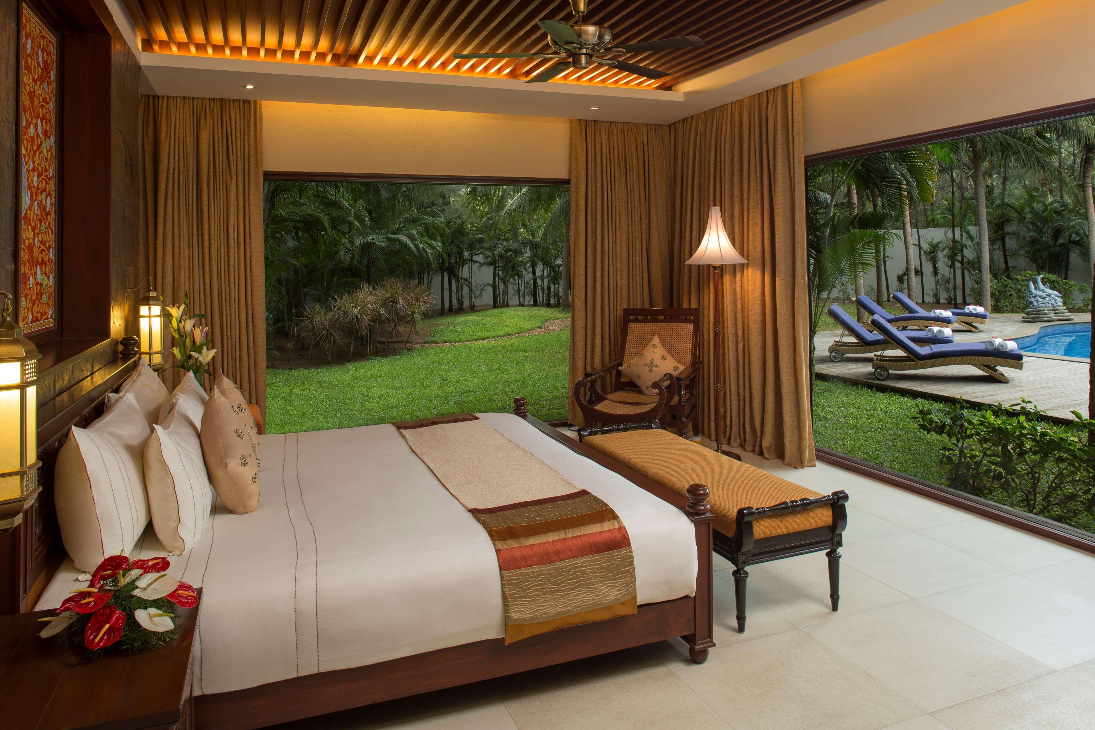 Radisson Blu Resort Temple Bay Mamallapuram Bagian luar foto A bedroom at the resort