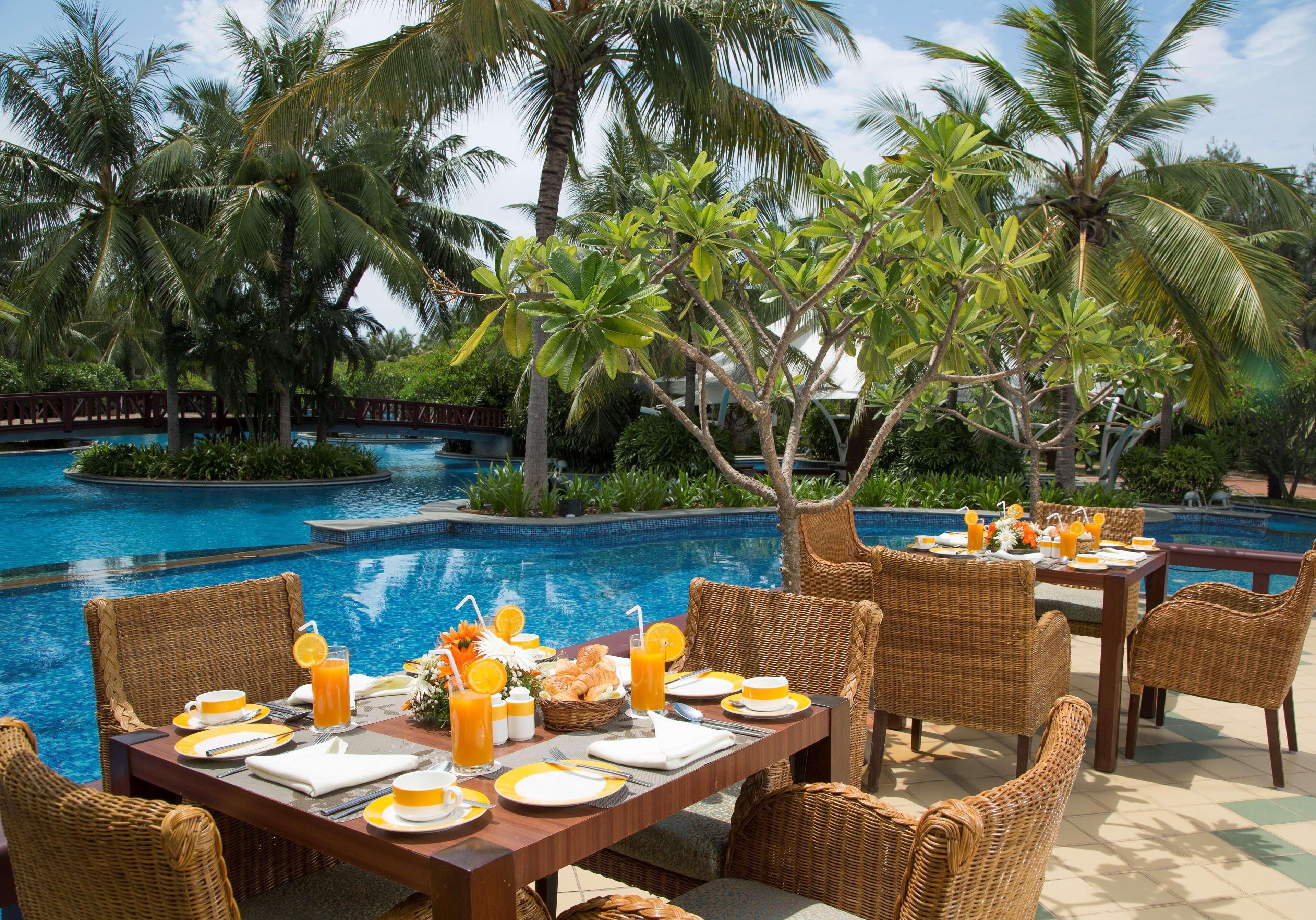 Radisson Blu Resort Temple Bay Mamallapuram Bagian luar foto The pool at the Le Méridien, Phuket Resort & Spa