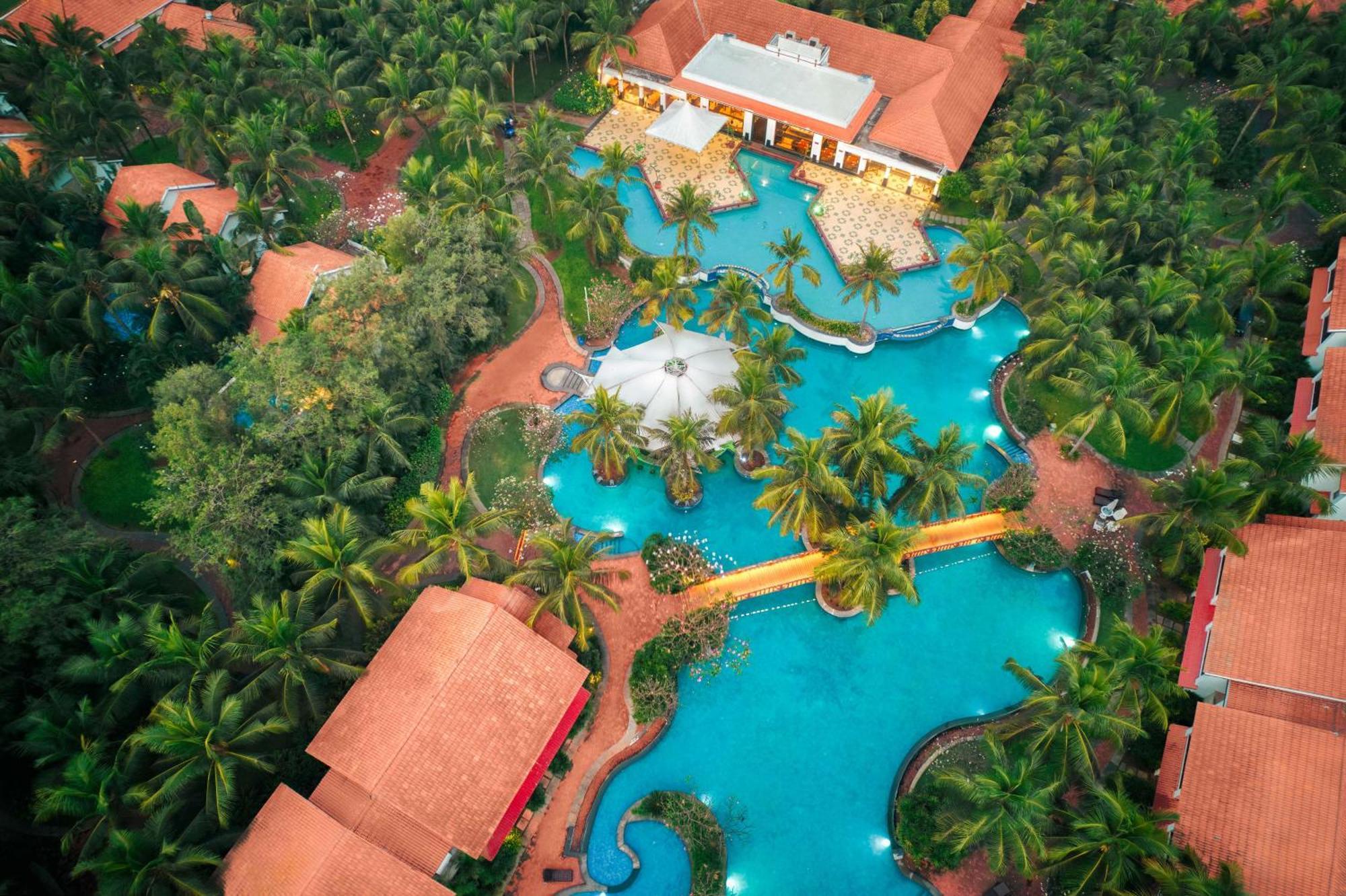 Radisson Blu Resort Temple Bay Mamallapuram Bagian luar foto Aerial view of the pool at the Hard Rock Hotel