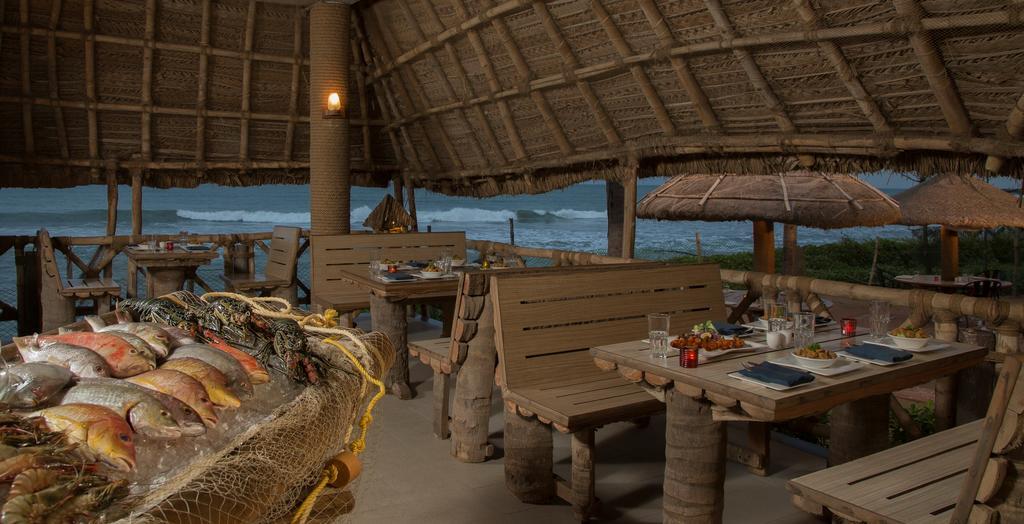 Radisson Blu Resort Temple Bay Mamallapuram Bagian luar foto The interior of the restaurant